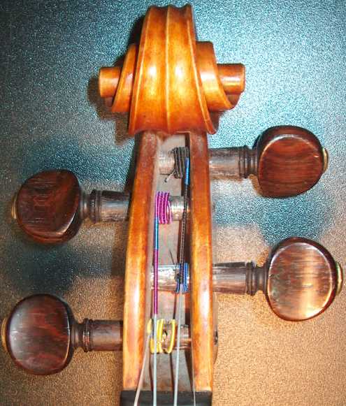 Enroulement des cordes dans le chevillier d'un violon.