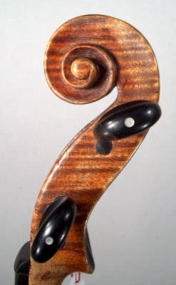 Restauration d'une tête de violon.