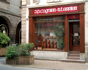 Façade de la boutique Cognier Terrier à Mirecourt.