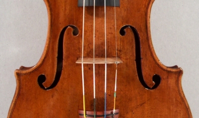 Position latérale du chevalet d'un violon.